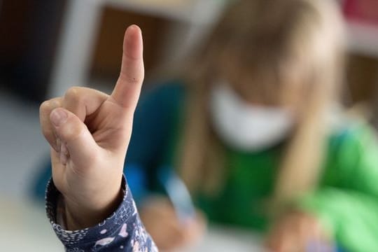 Die Zahl der Corona-Fälle an Schulen steigt weiter.