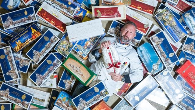 Der anerkannte Stollenprüfer André Bernatzky testet bis zu 700 Stollen in der Vorweihnachtszeit.