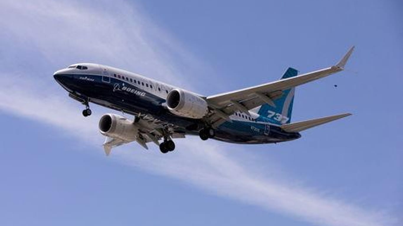 Auch als "Unglücksflieger" bezeichnet (Archivbild): Die Boeing 737 MAX landet nach einem Testflug auf dem Boeing Platz in Seattle.