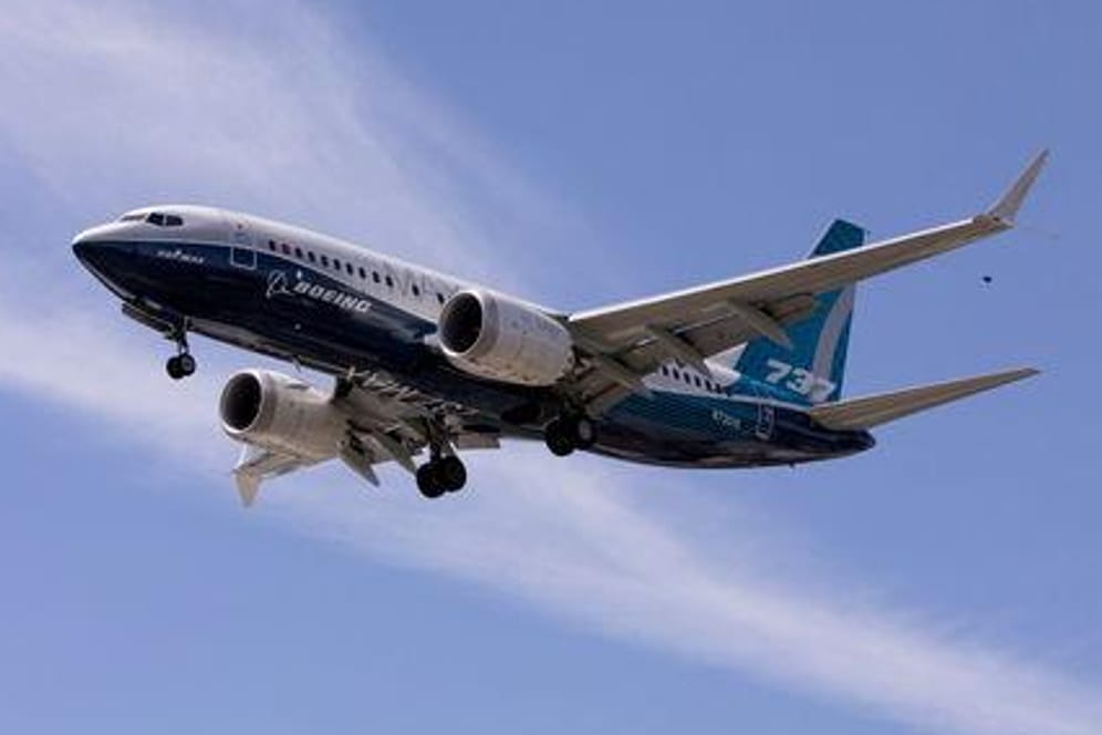 Auch als "Unglücksflieger" bezeichnet (Archivbild): Die Boeing 737 MAX landet nach einem Testflug auf dem Boeing Platz in Seattle.