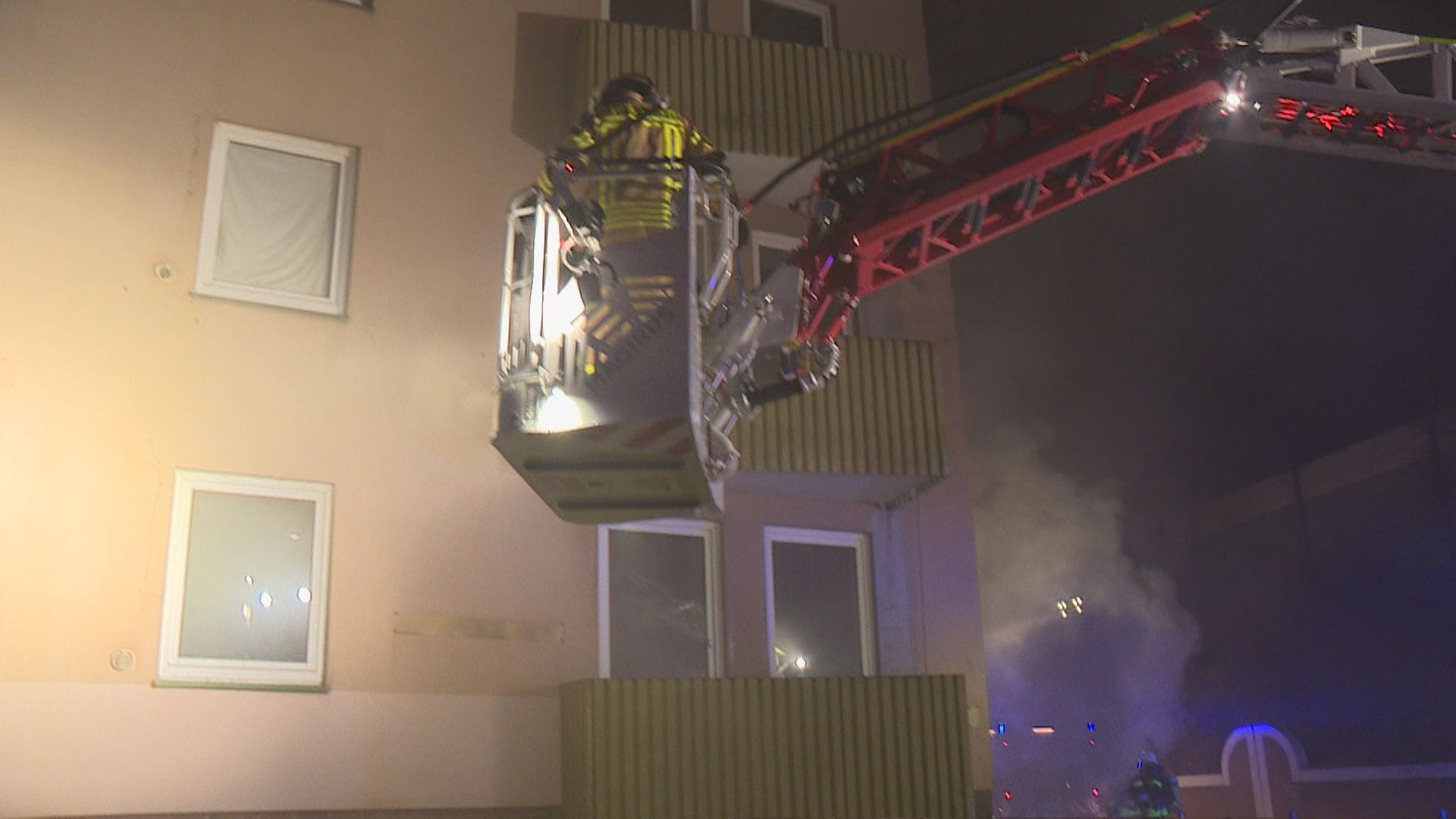 Einsatzkräfte der Feuerwehr auf einer Drehleiter: In Delmenhorst wird Brandstiftung vermutet.