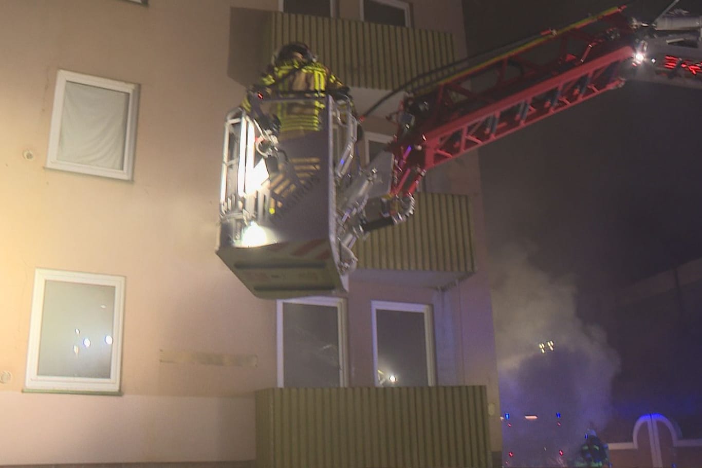 Einsatzkräfte der Feuerwehr auf einer Drehleiter: In Delmenhorst wird Brandstiftung vermutet.
