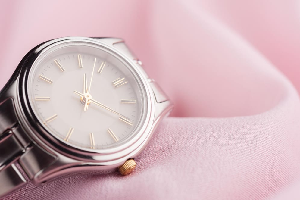 Eine klassische Damenarmbanduhr: Eine gute Geschenkidee zu jedem Anlass.