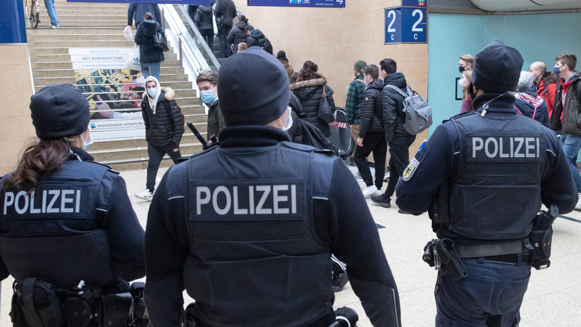 Beamte der Bundespolizei kontrollieren am Hannoverschen Hauptbahnhof die Maskenpflicht (Archivbild): Gegen die aggressive Frau wird nun ermittelt.