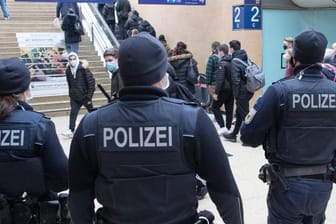 Beamte der Bundespolizei kontrollieren am Hannoverschen Hauptbahnhof die Maskenpflicht (Archivbild): Gegen die aggressive Frau wird nun ermittelt.