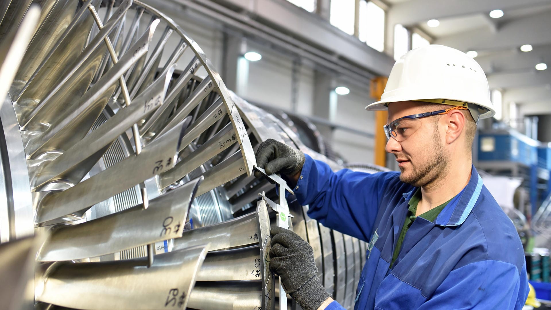 Arbeiter an einer Turbine (Symbolbild): Die Aufträge aus Übersee sind eingebrochen.