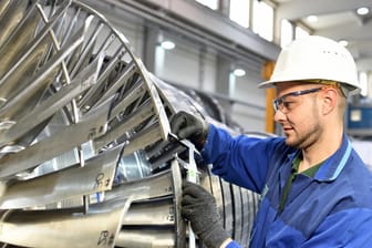 Arbeiter an einer Turbine (Symbolbild): Die Aufträge aus Übersee sind eingebrochen.