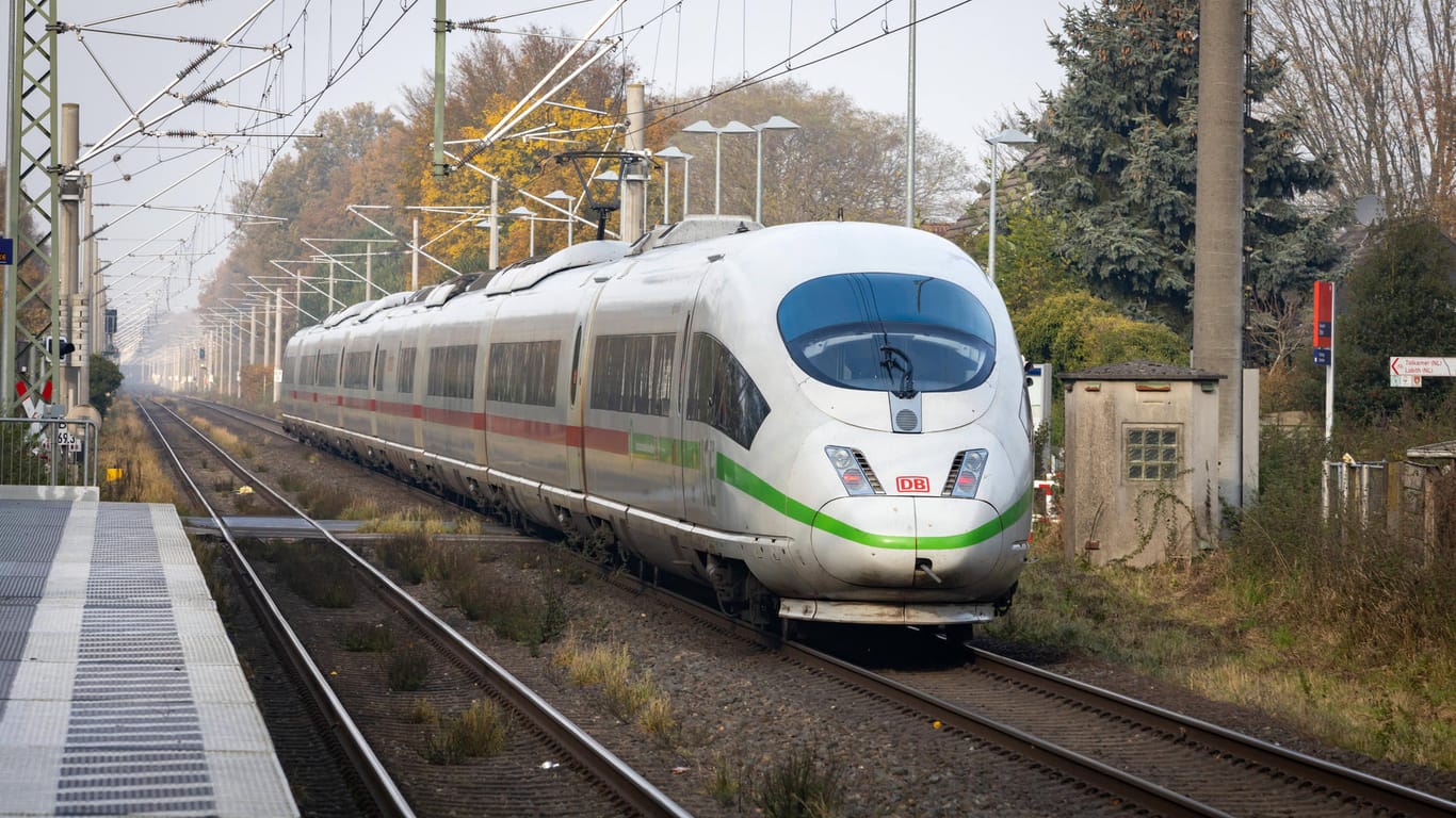Ein ICE International auf der Strecke zwischen Oberhausen und dem niederländischen Arnhem (Symbolbild): Der Grund für die vergleichsweise langsame Fahrt von Höchstgeschwindigkeitszügen in Deutschland ist das Streckennetz.