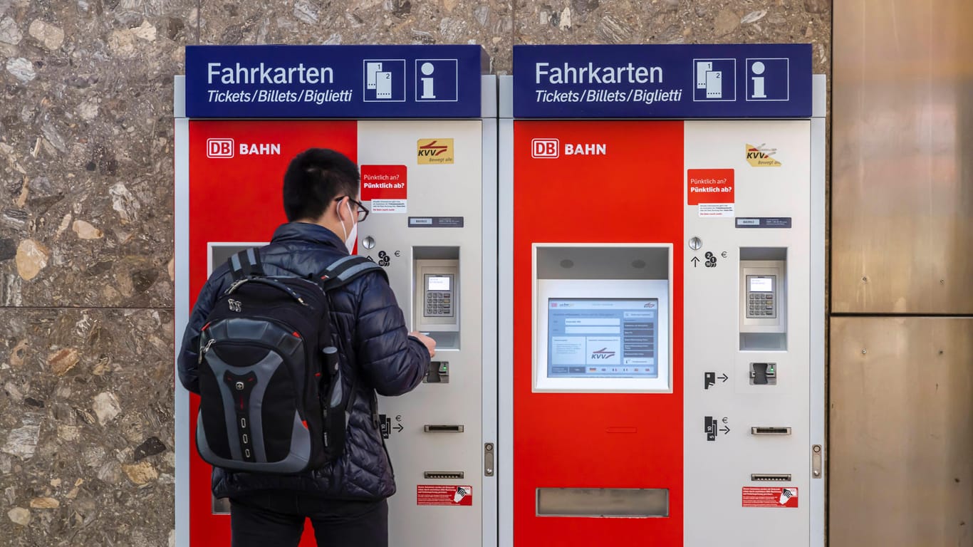 Fahrkartenautomat der Bahn (Symbolbild): Internationale Tickets gibt es nur selten am Automaten. Doch egal, wo man sie in Deutschland kauft, bisher wird stets ein Mehrwertsteuersatz von sieben Prozent auf den Preis aufgeschlagen.