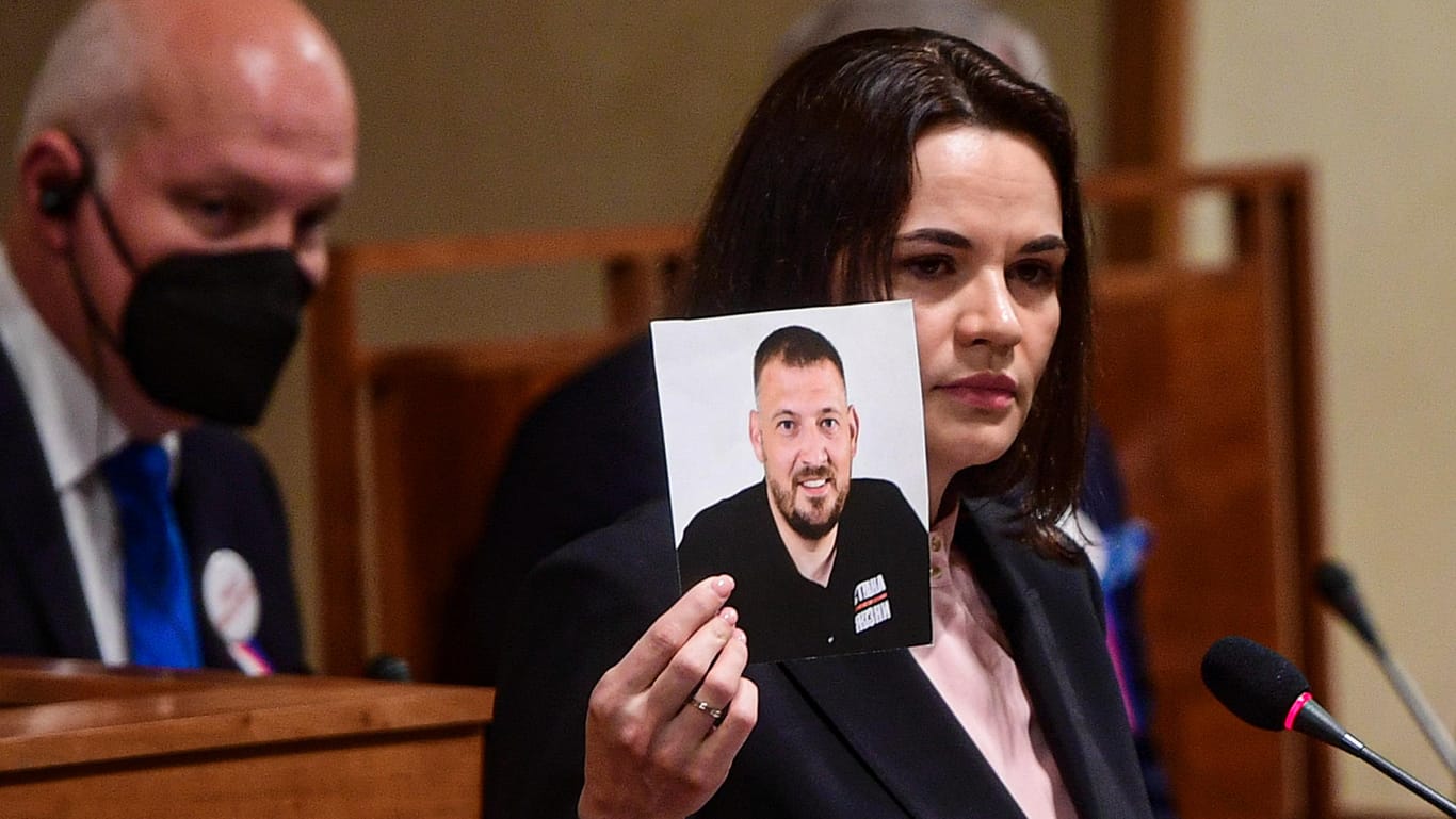 Swetlana Tichanowskaja hält ein Foto von Sergej Tichanowski hoch: Ihr Ehemann wurde nun zu 18 Jahren Haft verurteilt.