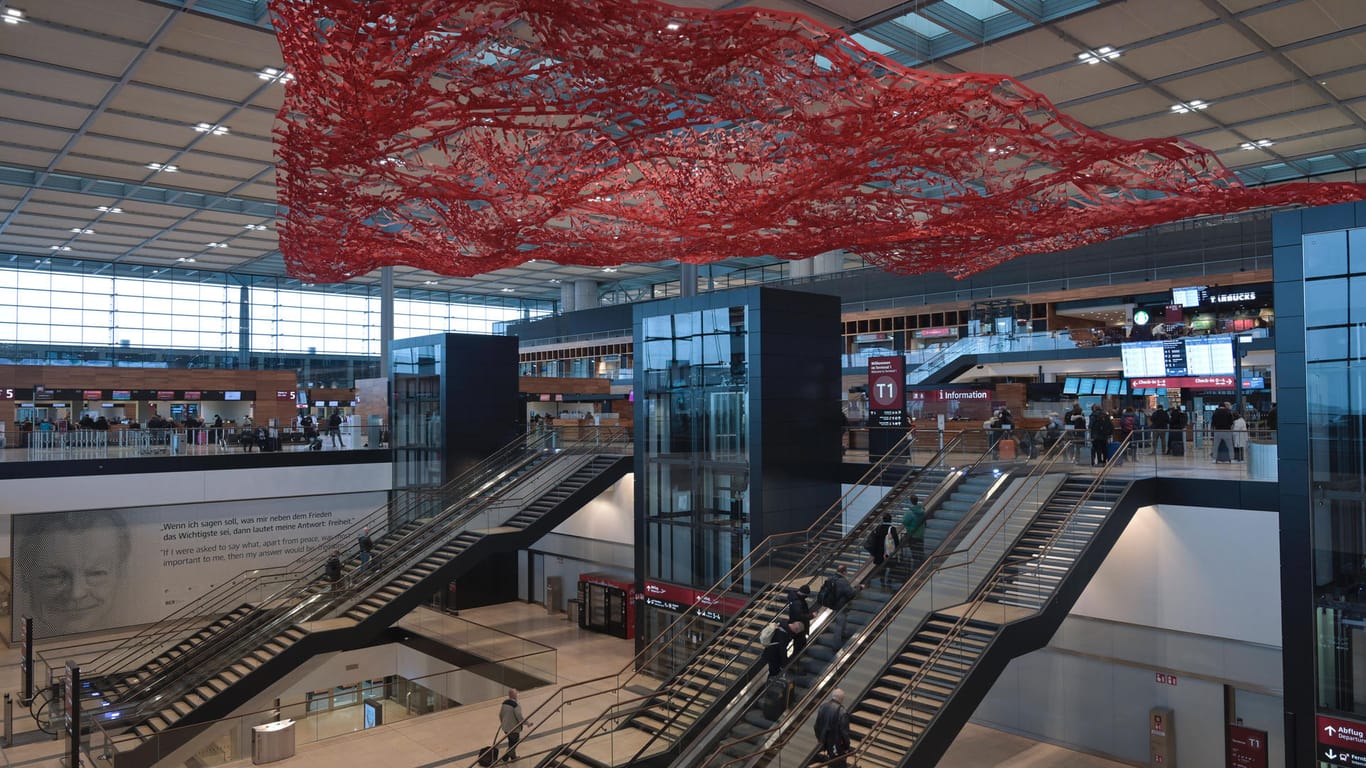 Die Eingangshalle des Flughafens Berlin Brandenburg (Symbolbild): Der BER gehört zu den wenigen Knotenpunkten des Luftverkehrs in Deutschland, der auch mit dem Fernverkehr erreichbar ist.
