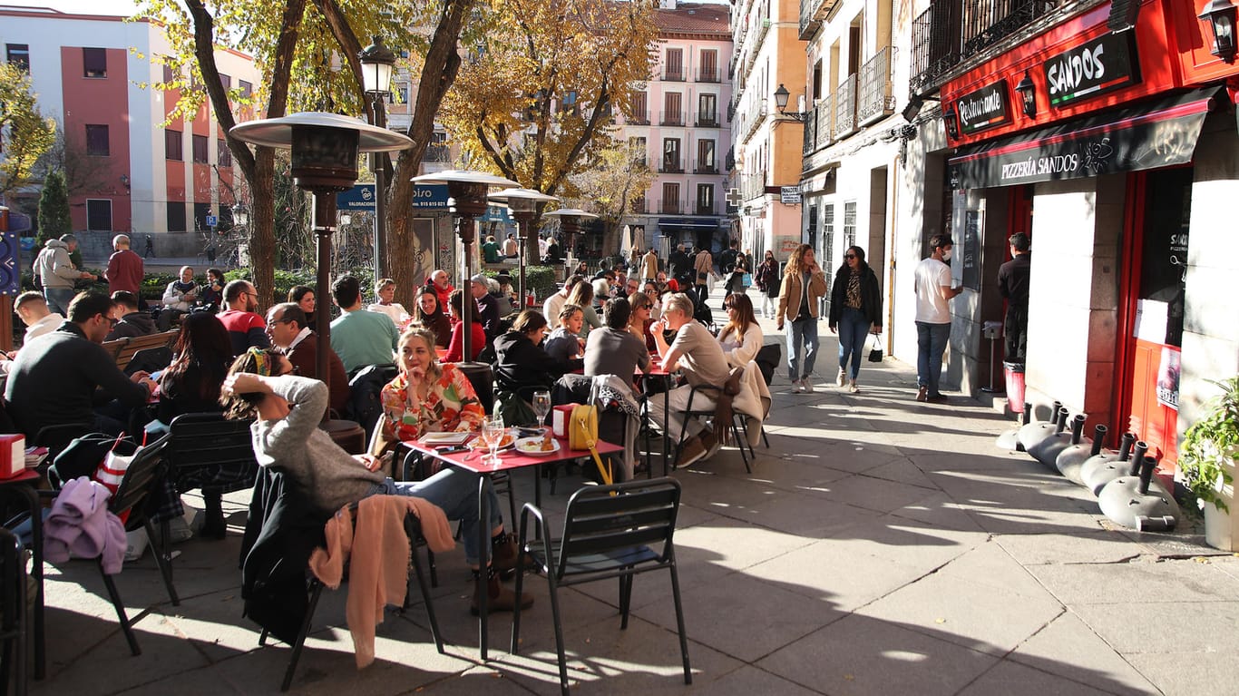 Kunden sitzen in Madrid auf der Terrasse: Die landesweite Sieben-Tage-Inzidenz kletterte von circa 18 Mitte Oktober zuletzt auf 164.