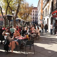 Kunden sitzen in Madrid auf der Terrasse: Die landesweite Sieben-Tage-Inzidenz kletterte von circa 18 Mitte Oktober zuletzt auf 164.