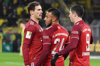 Nur Robert Lewandowski (re.) kann spielen: Der FC Bayern muss in Stuttgart auf Leon Goretzka (li.) und Corentin Tolisso verzichten.