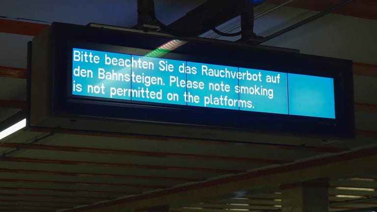 Anzeige an einem Gleis (Symbolbild): Schon jetzt sind zahlreiche Anzeigen und Durchsagen auf Deutsch und Englisch. Nicht nur bei internationalen Verbindungen, sondern auch im innerdeutschen Fern- und Nahverkehr.