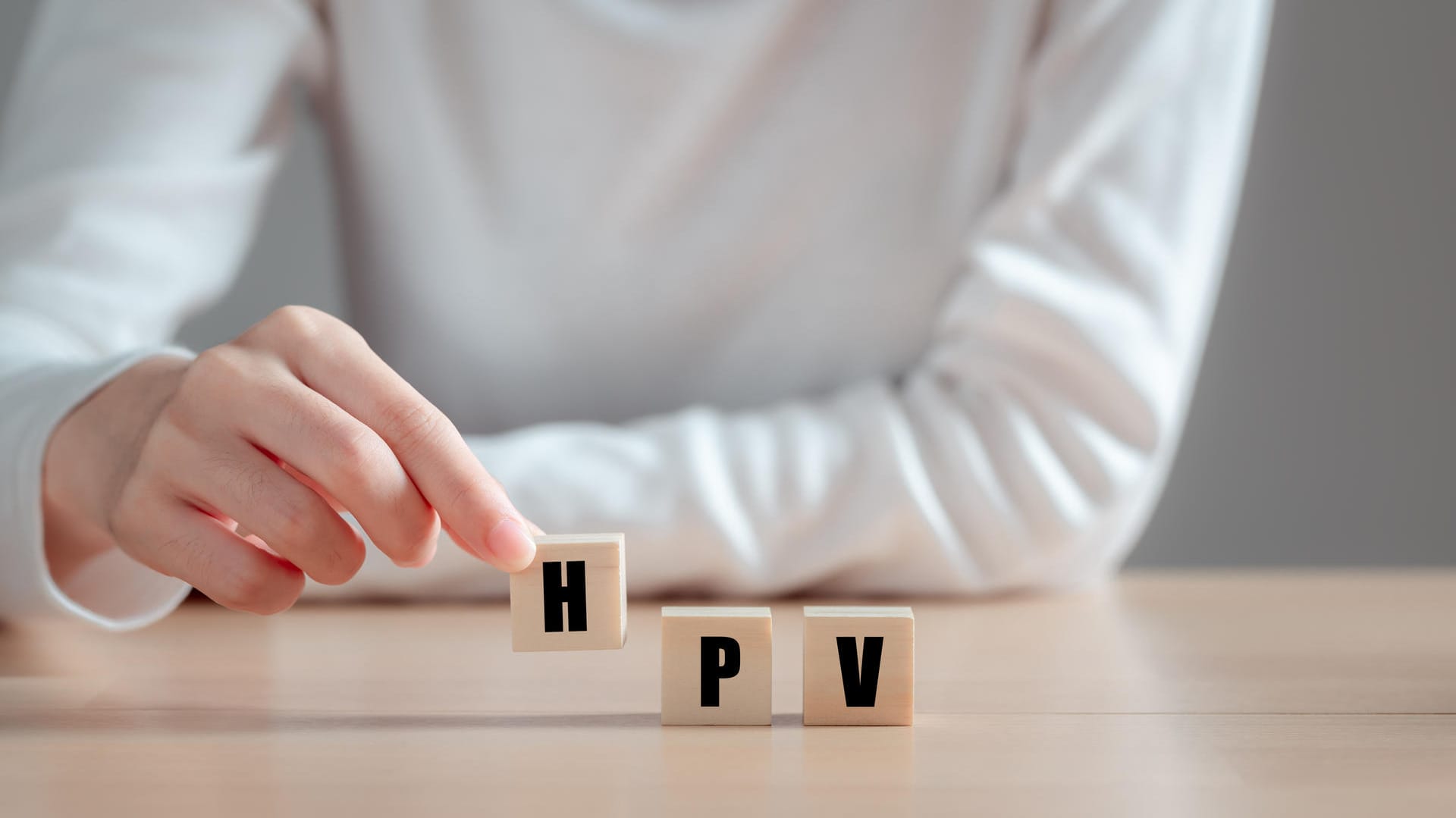 Die Buchstaben HPV aus Holzwürfeln zusammengesetzt