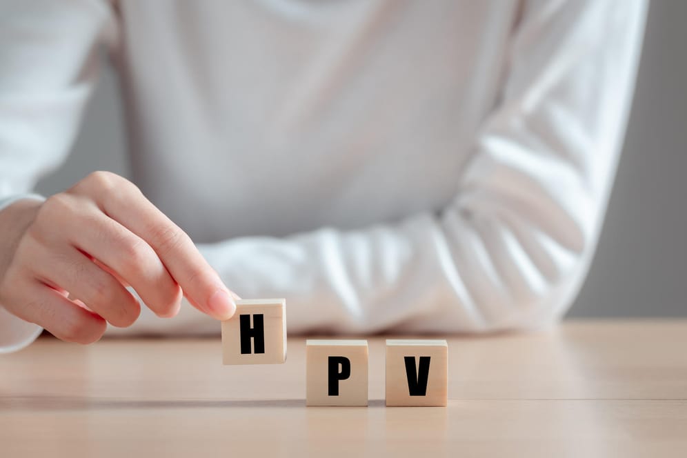 Die Buchstaben HPV aus Holzwürfeln zusammengesetzt