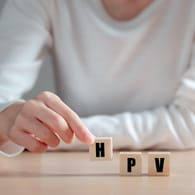Die Buchstaben HPV aus Holzwürfeln zusammengesetzt