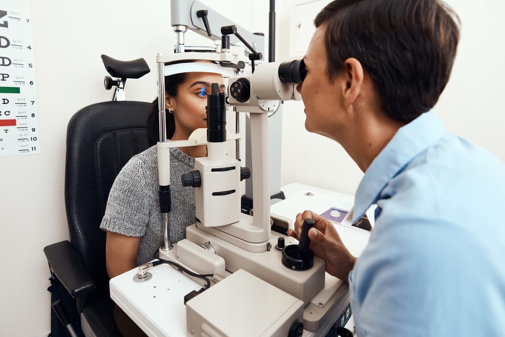 Regelmäßige Untersuchungen beim Augenarzt helfen, Veränderungen an der Netzhaut rechtzeitig zu erkennen.
