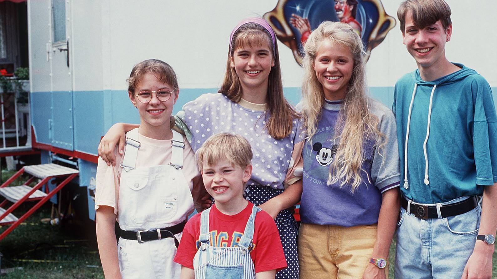 "Neues vom Süderhof": Yvonne Jungblut, Pamela Großer, Singa Gätgens, Gerrit Hesse und Nick van der Burg posieren 1991 für ein Foto am Set.