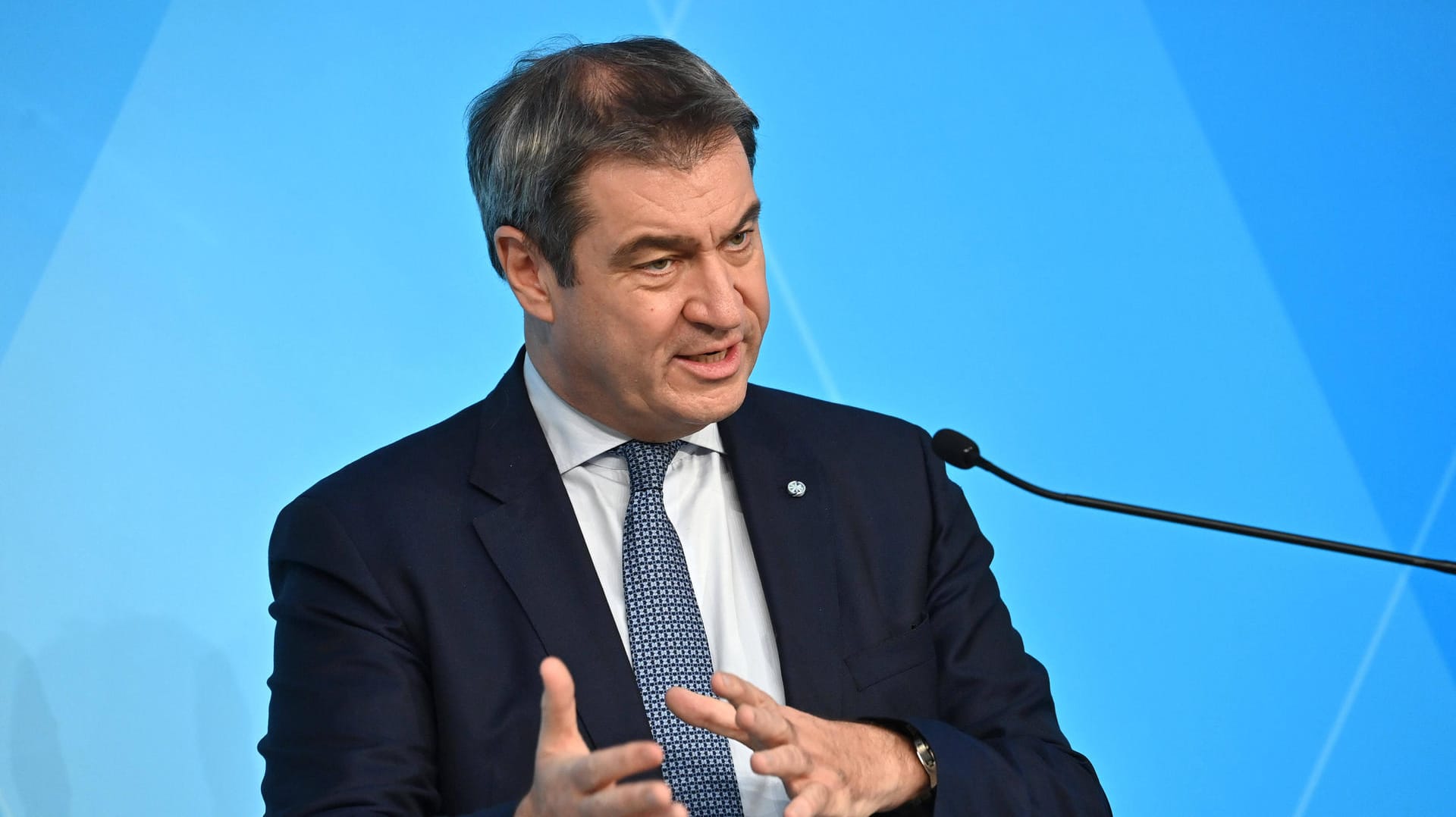 Markus Söder: In Bayern gebe es aktuell 87 Verdachtsfälle und 39 bestätigte Ansteckungen mit der Omikron-Variante, so der Ministerpräsident. Markus Söder: In Bayern gebe es aktuell 87 Verdachtsfälle und 39 bestätigte Ansteckungen mit der Omikron-Variante, so der Ministerpräsident.