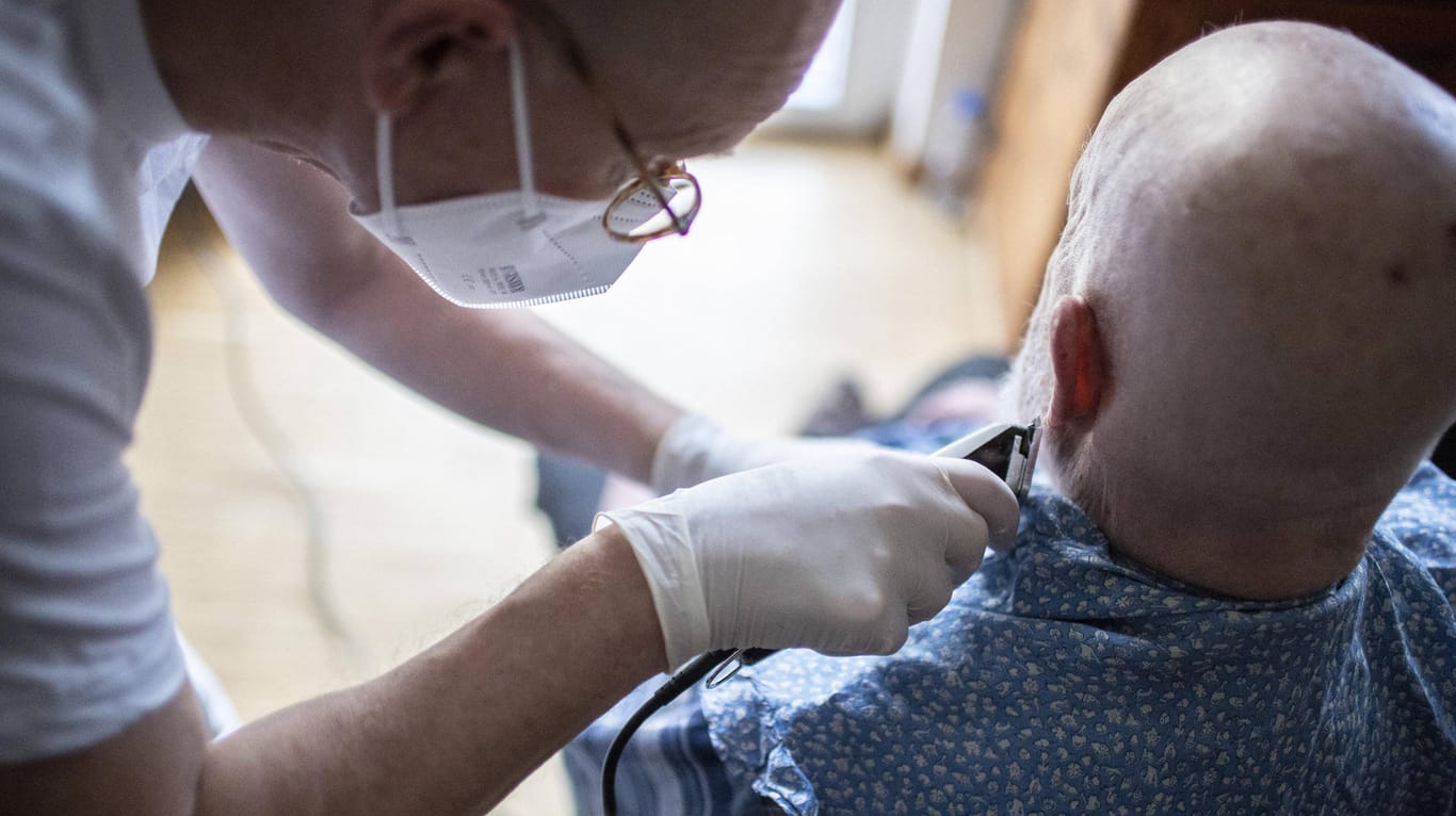 Ein Altenpfleger schneidet einem Patienten den Bart (Symbolbild): In Pflegeeinrichtungen soll bald eine Impfpflicht gelten.