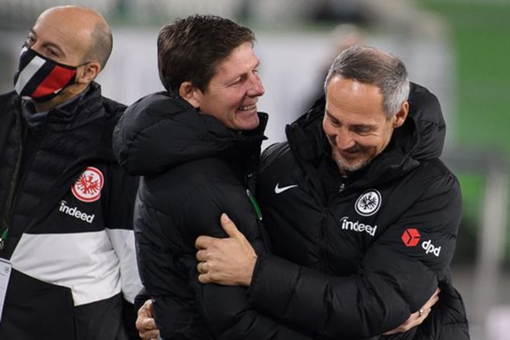 Wolfsburgs Trainer Oliver Glasner (M) und Frankfurts Trainer Adi Hütter (r) begrüßen sich vor einem Spiel.
