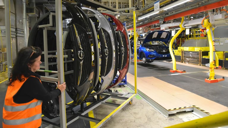 Eine Mitarbeiterin in einer Opel-Fabrik (Symbolbild): Vor allem die verarbeitende Industrie wurde von den coronabedingten Lieferkettenproblemen stark getroffen.