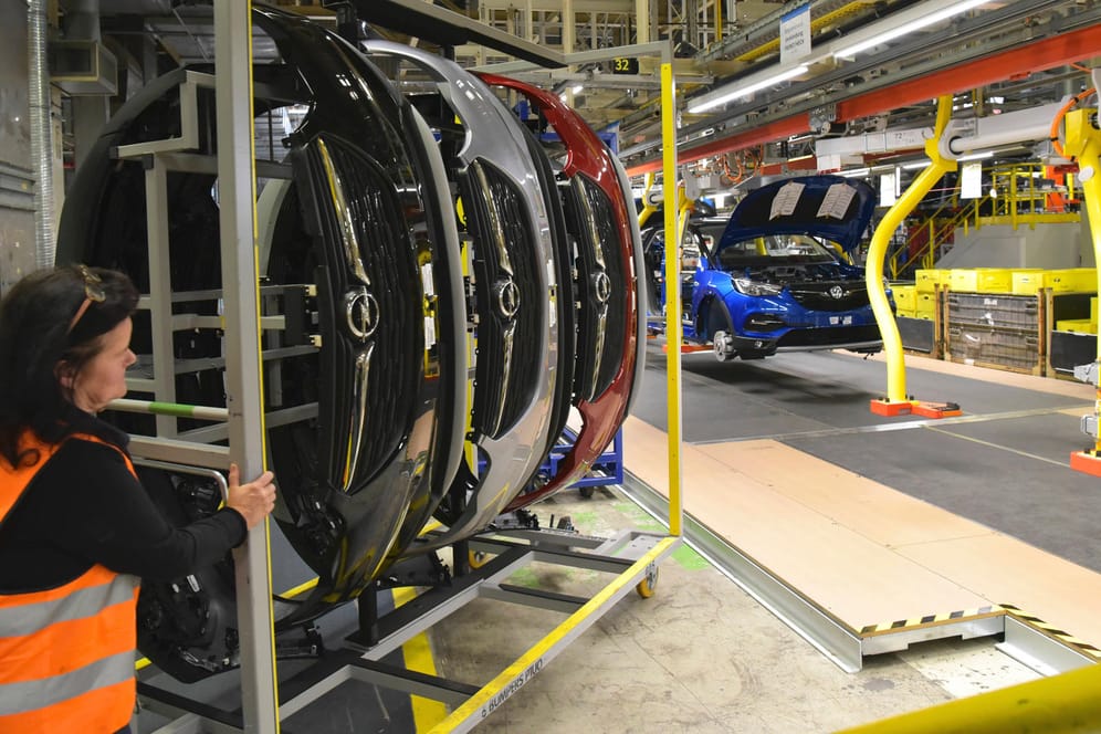 Eine Mitarbeiterin in einer Opel-Fabrik (Symbolbild): Vor allem die verarbeitende Industrie wurde von den coronabedingten Lieferkettenproblemen stark getroffen.