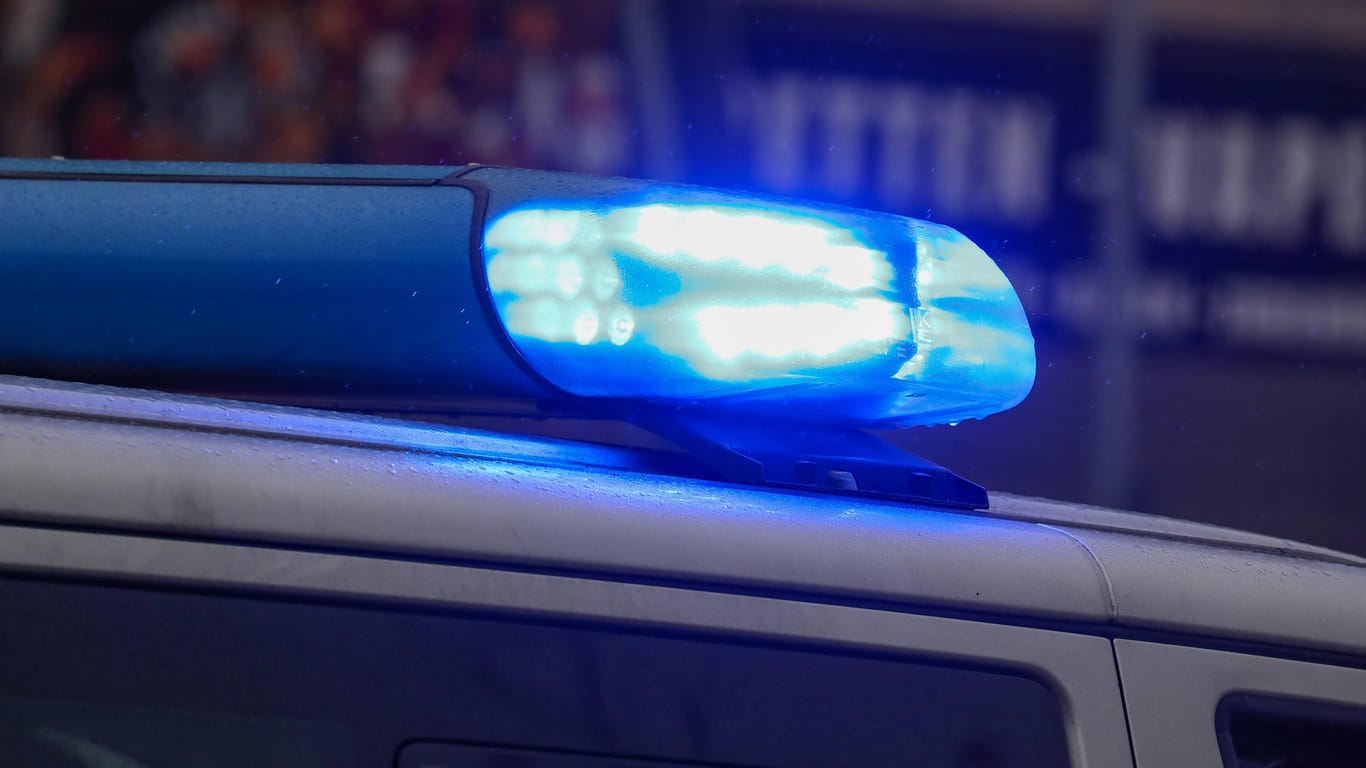 Blaulicht auf einem Polizeiauto (Symbolbild): Ein Passant hatte die Frau in der Grünanlage gefunden.