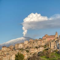 Eine Rauchsäule steigt aus dem Vulkan Ätna auf Sizilien (Archivbild): Die Aschewolke zog nach Süden – genau dort liegt der Flughafen Catania.