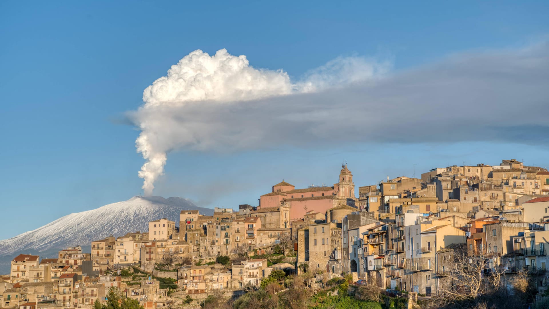 Eine Rauchsäule steigt aus dem Vulkan Ätna auf Sizilien (Archivbild): Die Aschewolke zog nach Süden – genau dort liegt der Flughafen Catania.
