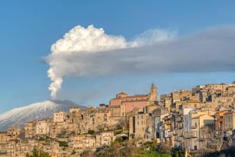 Eine Rauchsäule steigt aus dem Vulkan Ätna auf Sizilien (Archivbild): Die Aschewolke zog nach Süden – genau dort liegt der Flughafen Catania.