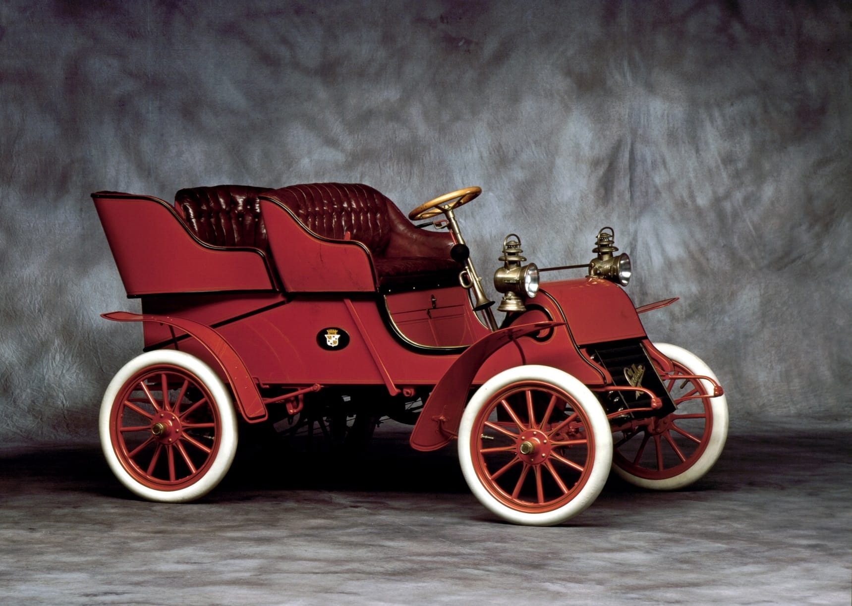 Cadillac: 1902 wird neben Studebaker in den USA auch Cadillac als neuer Automobilhersteller gegründet.