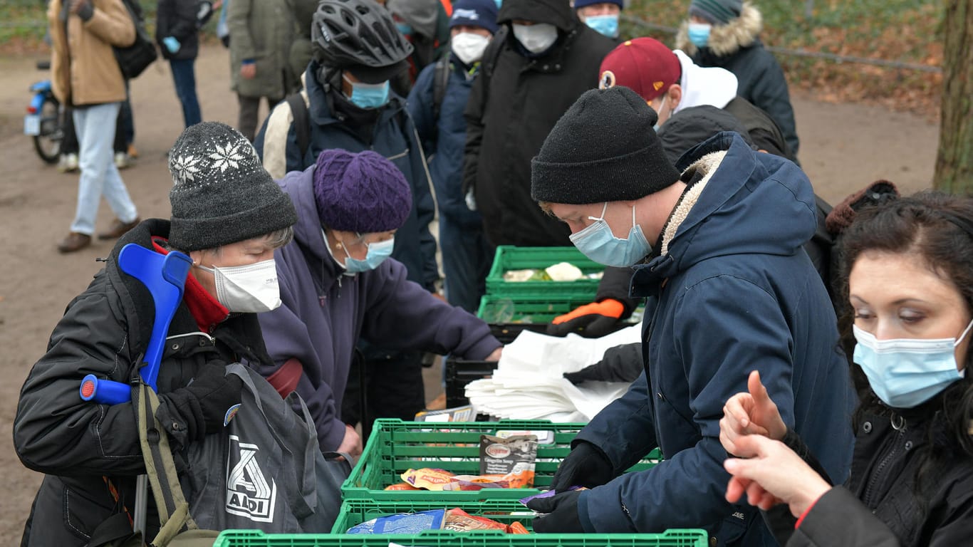 Hilfsorganisationen und Freiwillige im Nelson-Mandela-Park in Bremen: 1.000 Essenstüten sollen insgesamt verteilt werden.