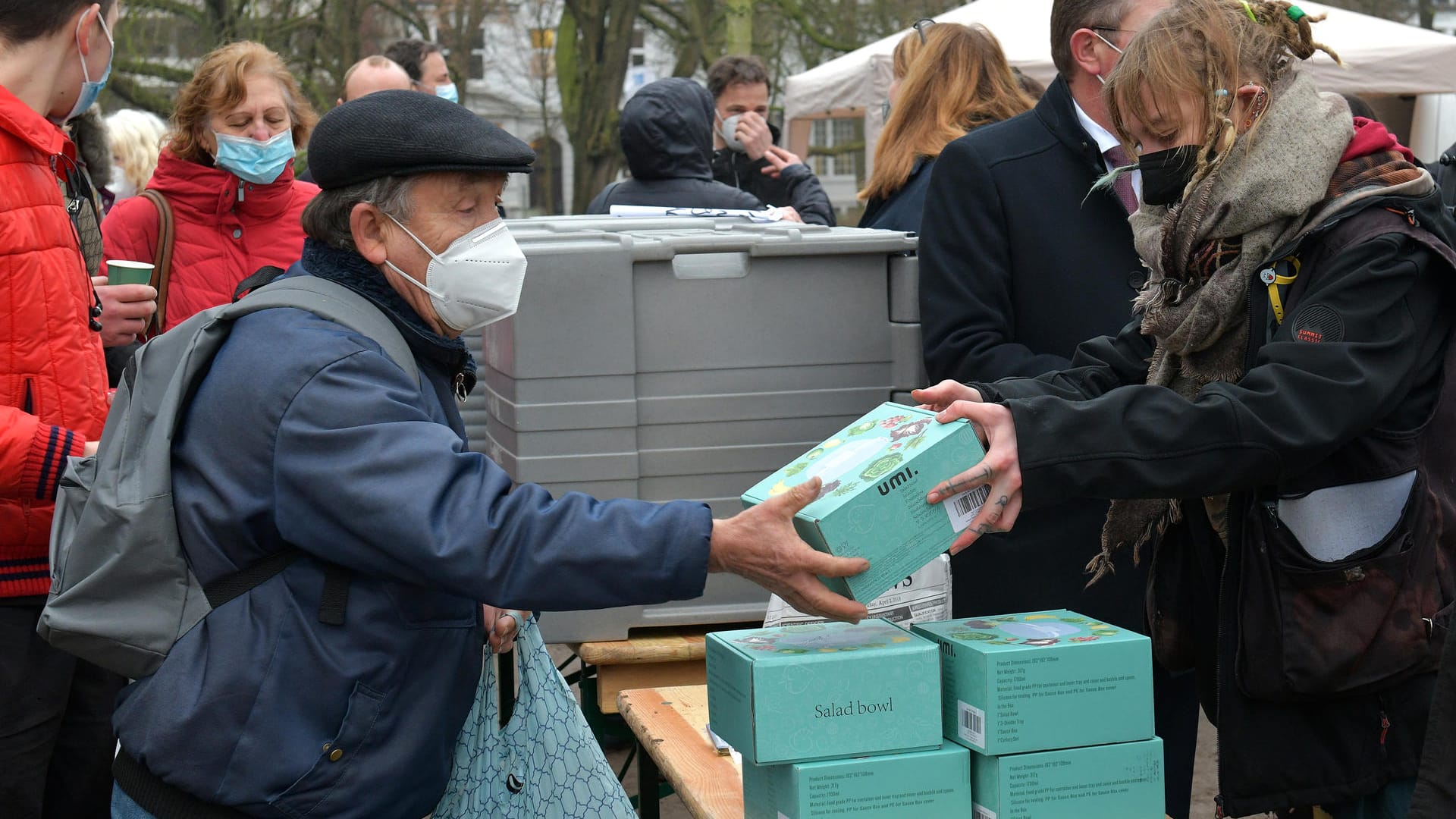 Hilfsorganisationen und Freiwillige verteilen Lebensmittel und kleine Geschenke an Obdachlose und Bedürftige im Nelson-Mandela-Park in Bremen.