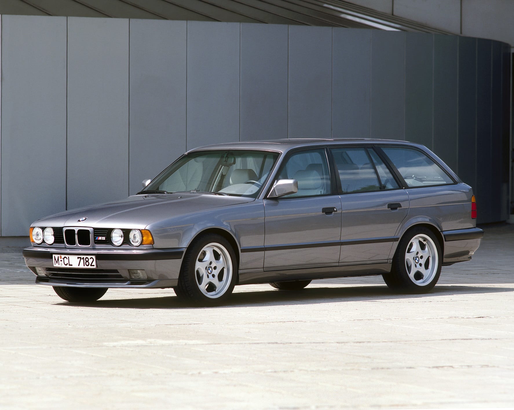 BMW M5 Touring: Wie ein Supersportler im Kombidress aussieht, zeigte der Autobauer 1992 mit seinem M5 Touring.