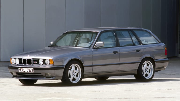 BMW M5 Touring: Wie ein Supersportler im Kombidress aussieht, zeigte der Autobauer 1992 mit seinem M5 Touring.