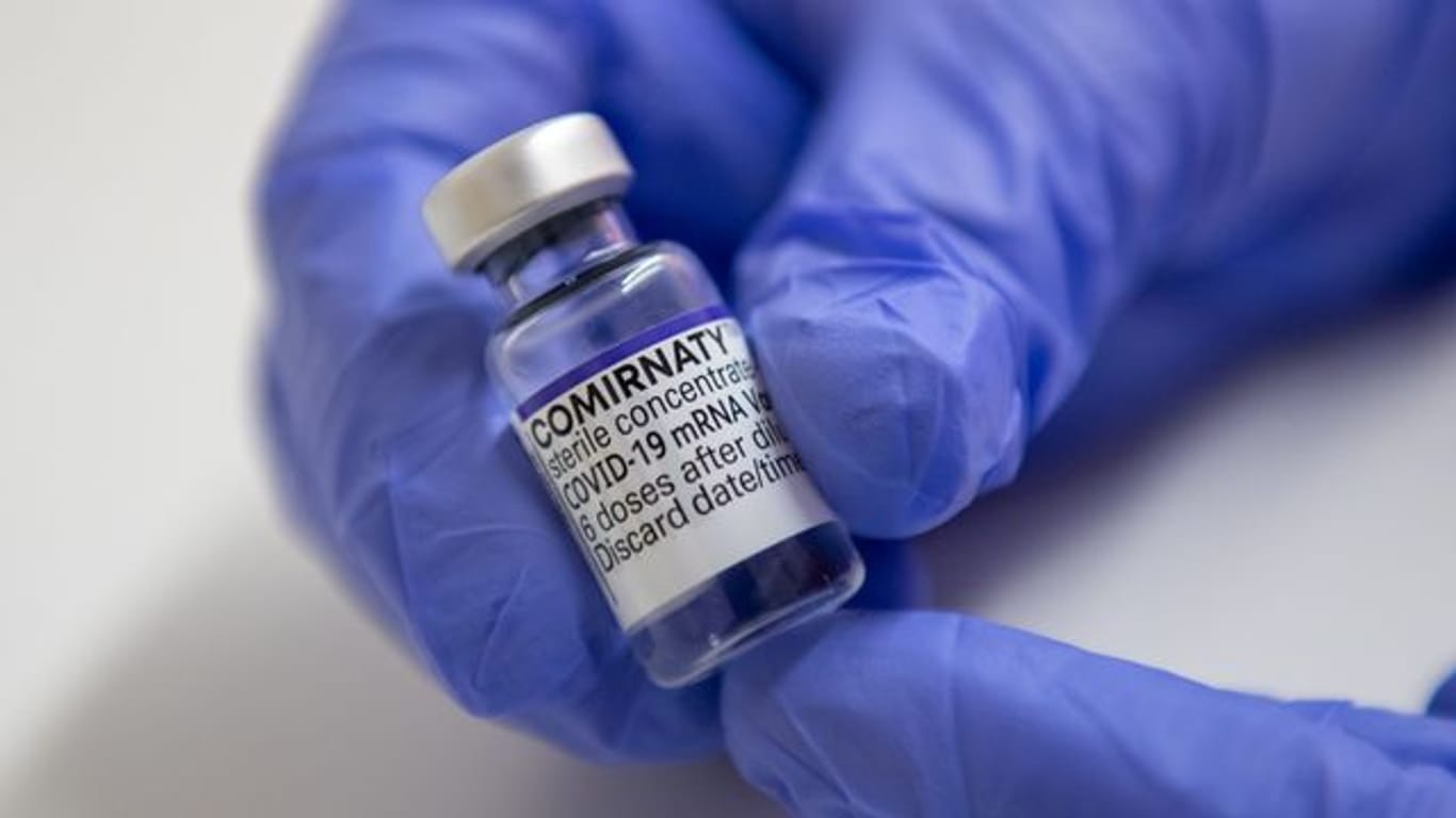 Eine Arzthelferin hält eine Ampulle mit dem Corona-Impfstoff von Biontech/Pfizer in der Hand (Symbolbild): Das Impftempo im Bundesland soll deutlich erhöht werden.
