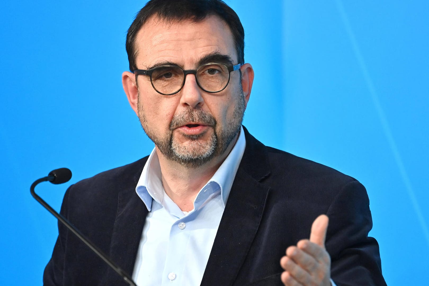 Bayerns Gesundheitsminister Klaus Holetschek (CSU): Die Befreiung von der Testpflicht kann 15 Tage nach der Booster-Impfung greifen.