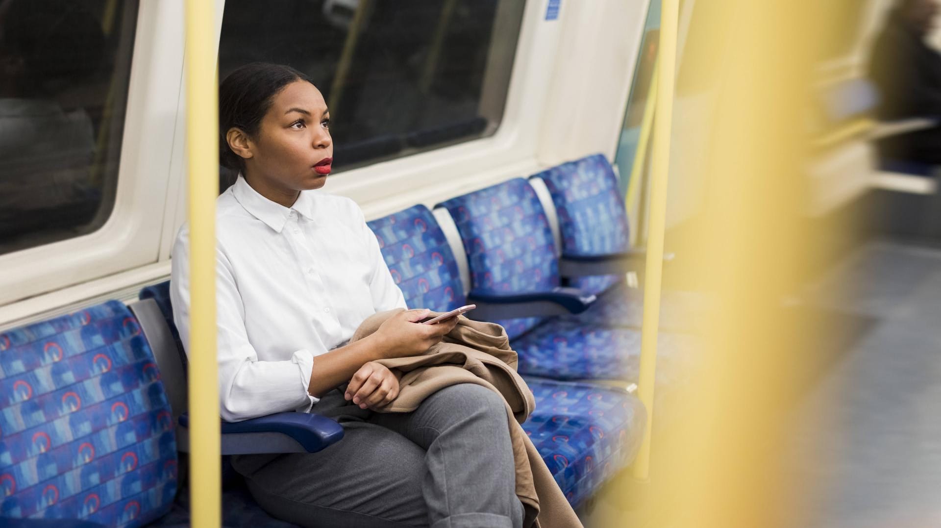 EIne Frau sitzt in einer U-Bahn (Symbolbild): In Berlin werden Frauen im ÖPNV häufig Opfer sexueller Gewalt. EIne Frau sitzt in einer U-Bahn (Symbolbild): In Berlin werden Frauen im ÖPNV häufig Opfer sexueller Gewalt.