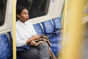 EIne Frau sitzt in einer U-Bahn (Symbolbild): In Berlin werden Frauen im ÖPNV häufig Opfer sexueller Gewalt.