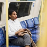 EIne Frau sitzt in einer U-Bahn (Symbolbild): In Berlin werden Frauen im ÖPNV häufig Opfer sexueller Gewalt.