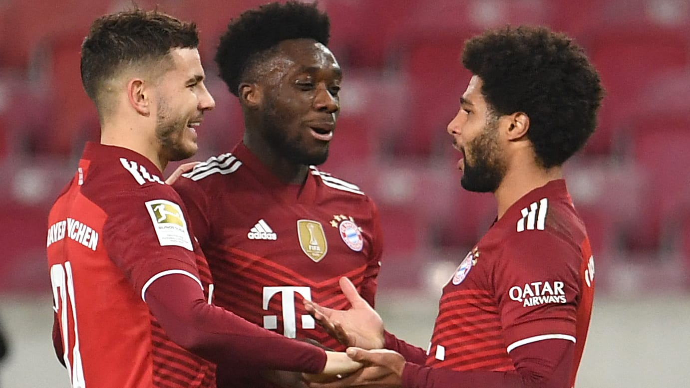Serge Gnabry (r.) feiert seinen Treffer zum 1:0 mit Lucas Hernández und Alphonso Davies: Der Nationalspieler war eine der Schlüsselfiguren beim Sieg des Rekordmeisters.