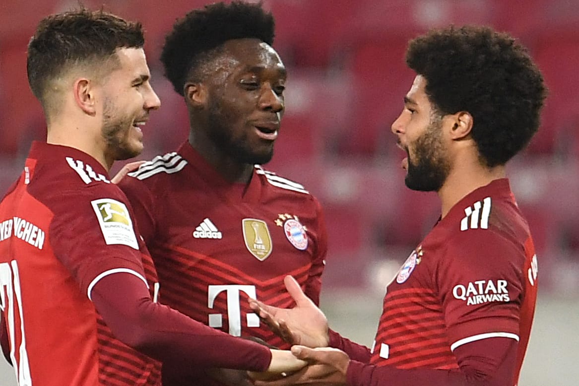 Serge Gnabry (r.) feiert seinen Treffer zum 1:0 mit Lucas Hernández und Alphonso Davies: Der Nationalspieler war eine der Schlüsselfiguren beim Sieg des Rekordmeisters.