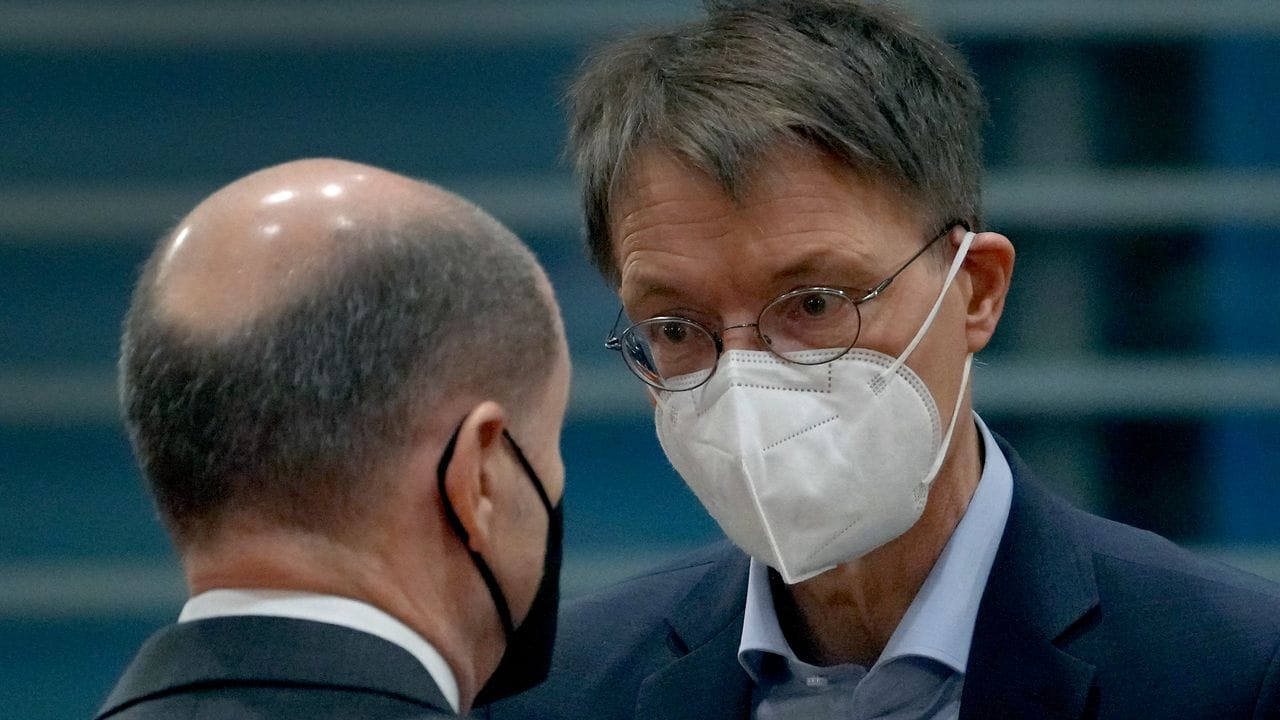 Bundesgesundheitsminister Karl Lauterbach (r) im Gespräch mit Bundeskanzler Olaf Scholz.