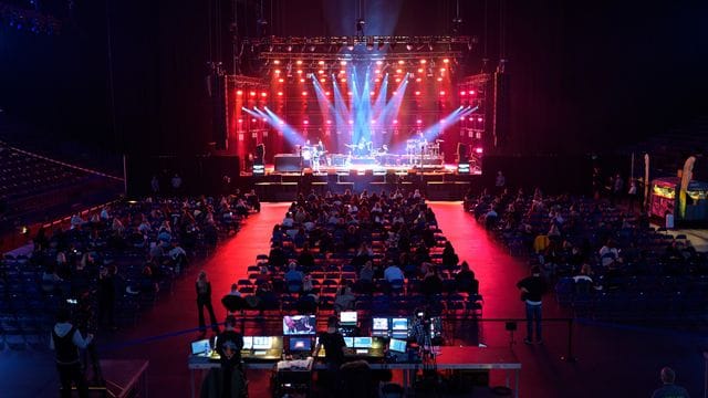 Nur ein paar hundert Zuschauer sitzen während des Livestreams in der sonst leeren Barclays Arena vor der Bühne. Nur ein paar hundert Zuschauer sitzen während des Livestreams in der sonst leeren Barclays Arena vor der Bühne.