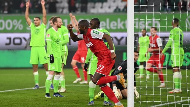 Stürmer Anthony Modeste (M) traf beim 3:2-Erfolg des 1.