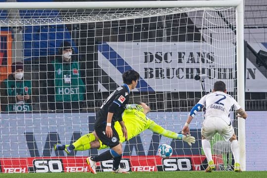Bielefelds Masaya Okugawa (l) erzielt gegen Bochums Cristian Gamboa (r) und Torwart Manuel Riemann (M) das Führungstor.