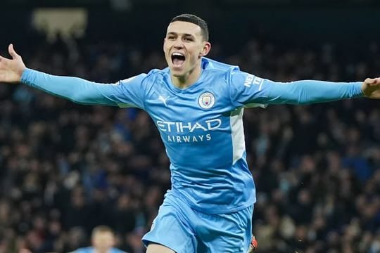 Manchester Citys Phil Foden jubelt, nachdem er den Führungstreffer für seine Mannschaft erzielt hat.